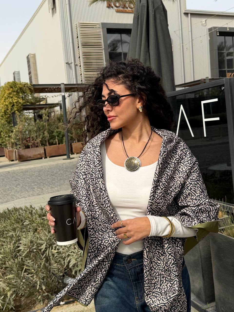 Zezil Signature Reversible Art Shawl✨