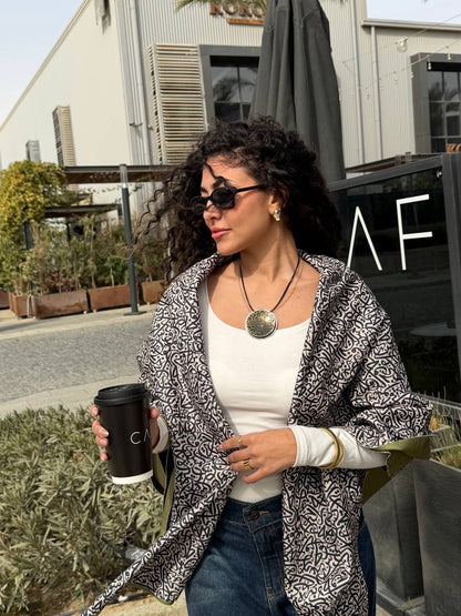 Zezil Signature Reversible Art Shawl✨